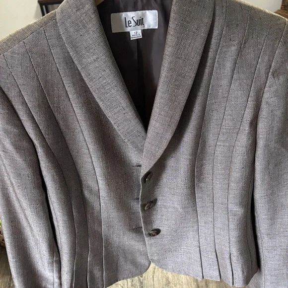 Le Suit Classic Gray Tailored Blazer | Structured Fit Elegant Workwear - Picture 13 of 14
